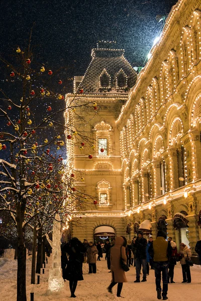 Decorazione di Capodanno nella Piazza Rossa e nei grandi magazzini GUM — Foto Stock