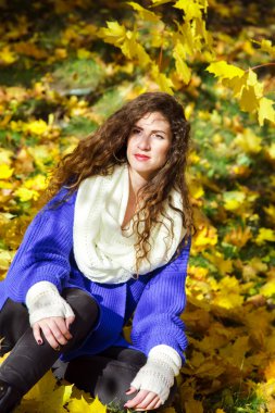 Uzun güzel zarif bir kadınla portresi dalgalı