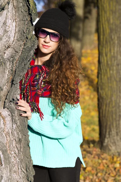 Portrait of a beautiful elegant woman in autumnal park — Stock Photo, Image