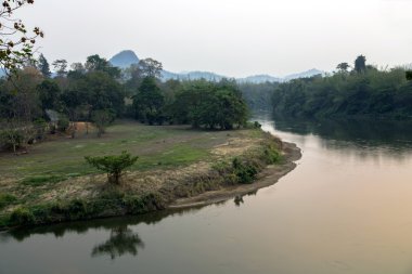 Kwai Nehri üzerinde ihale günbatımı