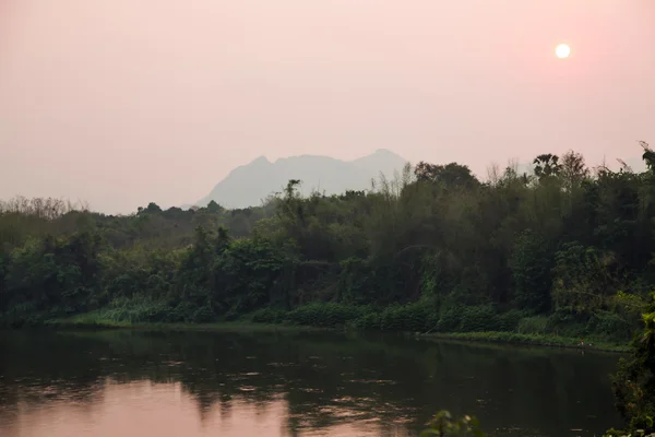 Puesta de sol tierna sobre el río Kwai —  Fotos de Stock