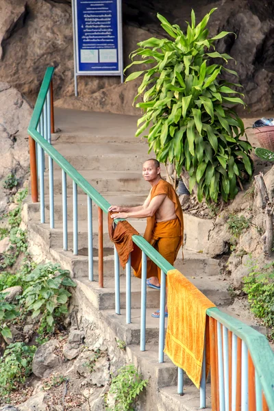 Buddhistischer Mönch breitet nasse Kleidung im Tigertempel aus — Stockfoto