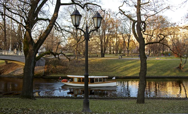 Excursion bateau touristique sur un canal de la ville — Photo