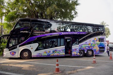 Modern rahat iki katlı turist otobüsü
