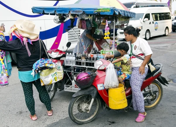 Taylandlı kadın satan hazırlanan yemek yok bir scooter — Stok fotoğraf