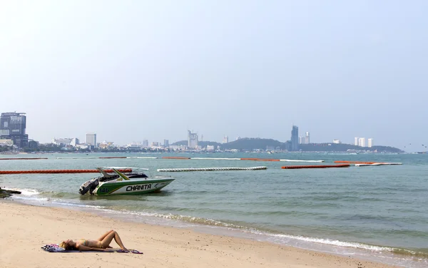 Cortador de excursão perto da praia da cidade de Pattaya — Fotografia de Stock
