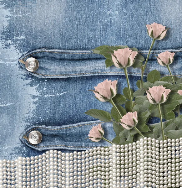 Fondo denim viejo con perlas y rosas — Foto de Stock