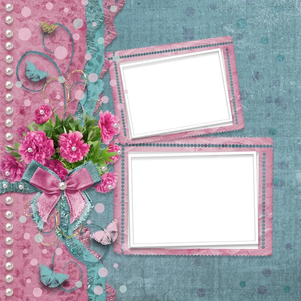 Старый винтажный фотоальбом с красивыми розовыми пионами — стоковое фото
