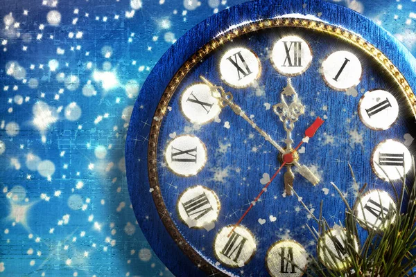 抽象的な青の背景に雪で覆われた時計 — ストック写真