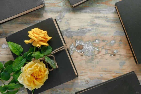 Bouquet Belle Rose Gialle Pila Vecchi Libri Epoca Sfondo Legno — Foto Stock