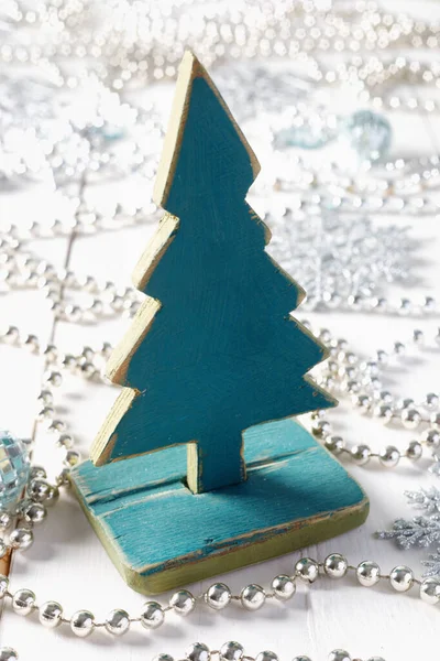 Alte Vintage Weihnachtsbaum Handgefertigte Spielzeuge Mit Perlen Und Schneeflocke Auf — Stockfoto