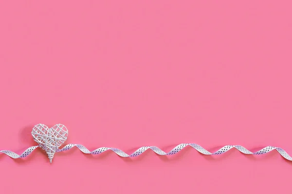 バレンタインデーのピンクの紙の背景に美しい心 創作グリーティングカード — ストック写真