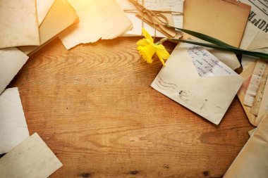 Zafer Günü - 9 Mayıs 1945. St. George Ribbon, ön cepheden gelen mektuplar albüm fotoğrafları ve İkinci Dünya Savaşı 'nın kartpostalları eski ahşap masada. Metnin için kopyalama alanı olan düz bir üst görünüm oluştur.