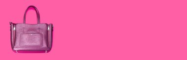 Kadının aksesuarları renkli arka planda yatıyordu. Üst görünüm mor ve pembe pastel renkler ve ürünlerin etrafında kopyalama alanı. Tasarımcı için yatay pankart.