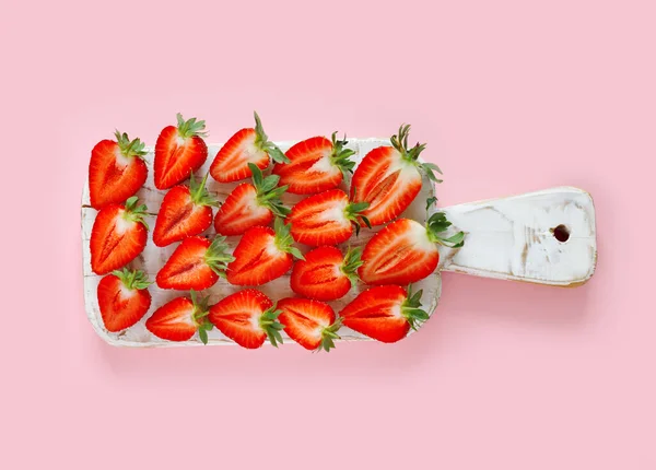 Ernte Frischer Erdbeeren Verstreut Auf Dem Tisch Zarter Grüner Hintergrund — Stockfoto