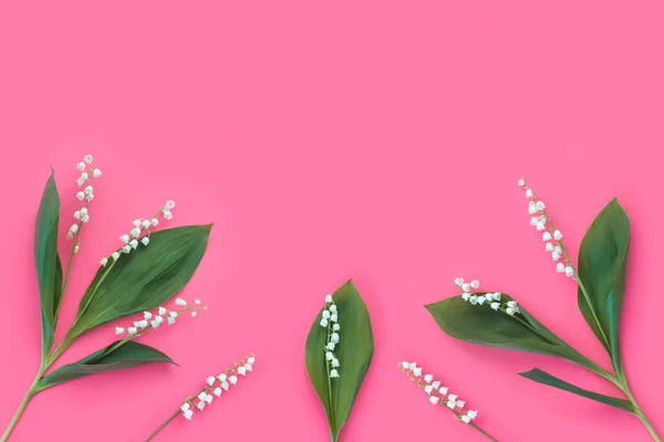 Roze Achtergrond Met Witte Delicate Lelie Van Vallei Bloemen Voor — Stockfoto