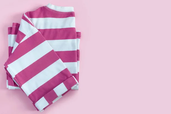 Randig Rosa Shirt Papper Bakgrund Flat Lay Ovanifrån Med Kopieringsutrymme — Stockfoto