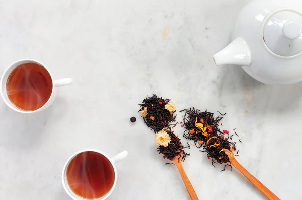 Théière Blanche Deux Tasses Boisson Chaude Sur Comptoir Marbre Thé — Photo