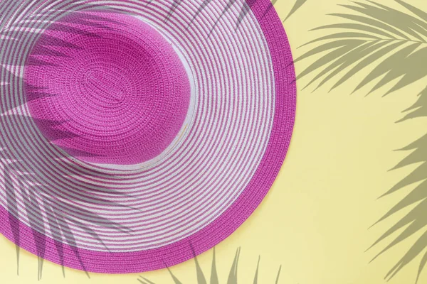 Sarı Kâğıt Üzerinde Palmiye Yaprakları Olan Şık Pembe Hasır Şapka — Stok fotoğraf