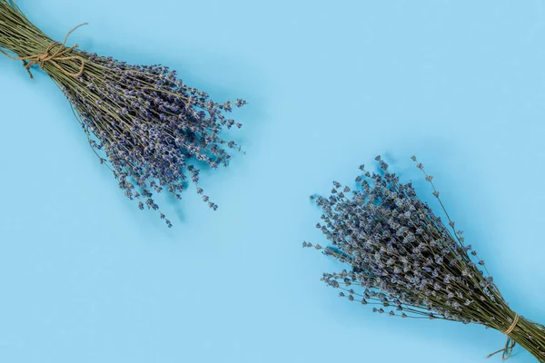 Wenskaart Met Boeket Droge Paarse Geurige Lavendel Blauwe Papieren Achtergrond — Stockfoto