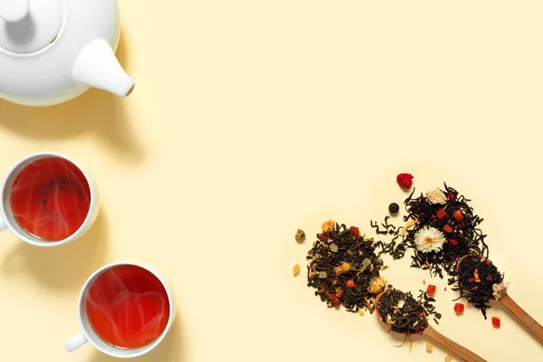 Beyaz Çaydanlık Sarı Arka Planda Iki Bardak Sıcak Içecek Yapraklardan — Stok fotoğraf