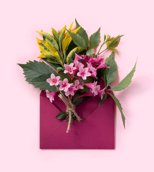 Grußkarte Mit Umschlag Und Rosa Weigela Blumen Zum Muttertag Oder — Stockfoto