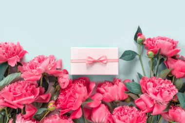 Bir buket güzel pembe şakayık ve hediye paketleri. Tebrikler ya da davetiyeler için pankart.