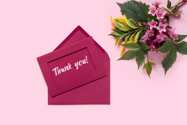 ピンクの背景に繊細なWeigelaの花の美しい花束 碑文と封筒と手紙ありがとう 最小限のコンセプト背景 — ストック写真