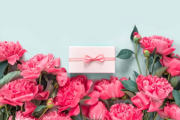 Bukiet Pięknych Różowych Piwonii Pudełkami Prezenty Opakowaniu Papierowym Baner Gratulacje — Zdjęcie stockowe