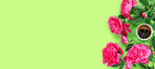 美しい繊細なピンクの牡丹と休日のホットコーヒーのカップの花束 夏のグリーティングカード クリエイティブバナー — ストック写真