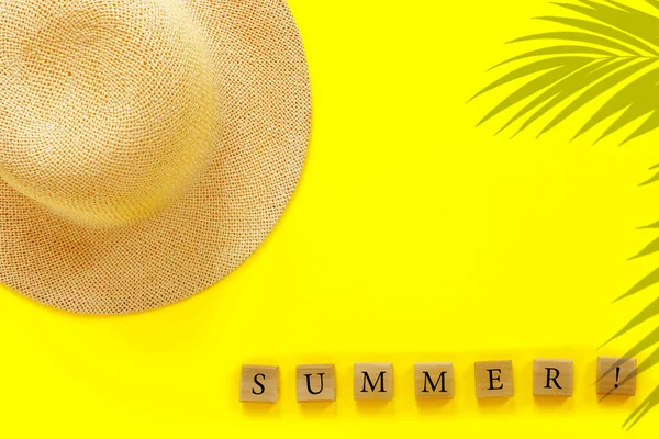 Houten Blokjes Met Tekst Hello Summer Modieuze Strohoed Gele Papieren — Stockfoto