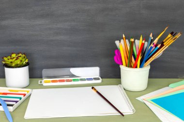 Mesaj için yer olan okula geri dön. Web tasarımı için yatay pankart. Okul malzemelerinin parlak bir şekilde toplanması. Çalışmak için kalemler, boyalar, plastikler..