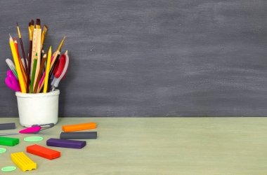 Mesaj için yer olan okula geri dön. Web tasarımı için yatay pankart. Okul malzemelerinin parlak bir şekilde toplanması. Çalışmak için kalemler, boyalar, plastikler..