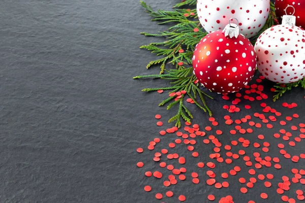 Trois Boules Noël Rouges Blanches Confettis Vacances Branches Arbre Noël — Photo