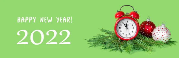 红色和白色的圣诞球 闹钟和绿纸背景上的树枝 新年前5分钟 九年新年快乐 — 图库照片