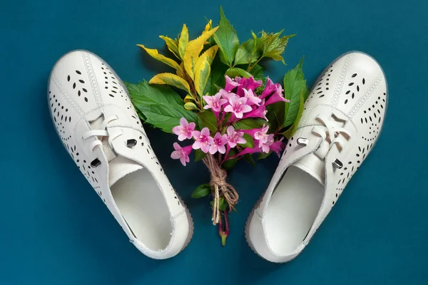 Witte Vrouwelijke Schoenen Versierd Met Roze Weigela Blauwe Achtergrond Flat — Stockfoto