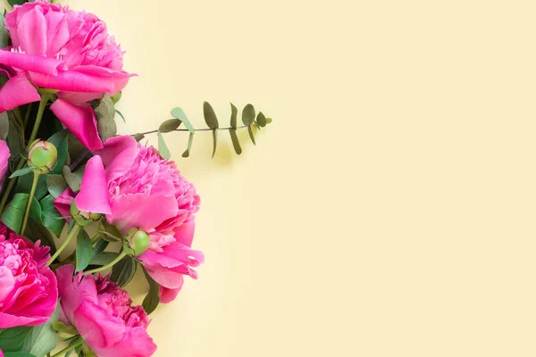 Ramo Hermosas Peonías Rosadas Sobre Delicado Fondo Papel Concepto Mínimo —  Fotos de Stock