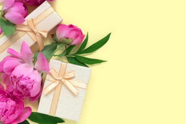 Bouquet Belle Peonie Rosa Con Confezioni Regalo Carta Regalo Sfondo — Foto Stock