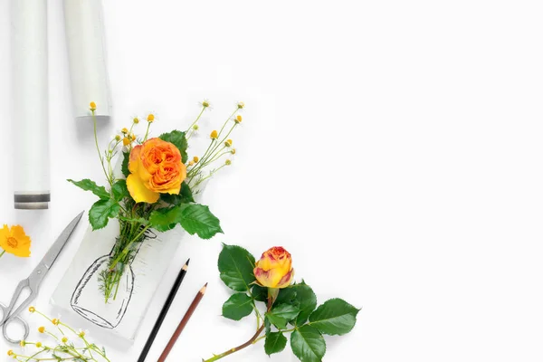 白い背景に手作りのための包装紙と花のセット 絵の花瓶 黄色のバラの花束と繊細なデイジーと手作りのクラフトボックスギフト — ストック写真