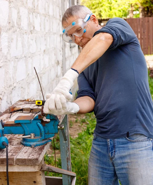 Diligent Αποτελεσματική Σοβαρή Χαρούμενος Εργαζόμενος Κάνει Επισκευές Ηλεκτρικά Εργαλεία Σφυρί — Φωτογραφία Αρχείου