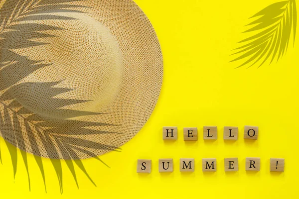 Houten Blokjes Met Tekst Hello Summer Modieuze Strohoed Met Palmbladeren — Stockfoto