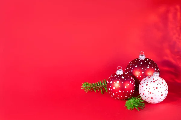 Três Bolas Brinquedo Natal Vermelho Branco Galhos Árvore Natal Fundo — Fotografia de Stock