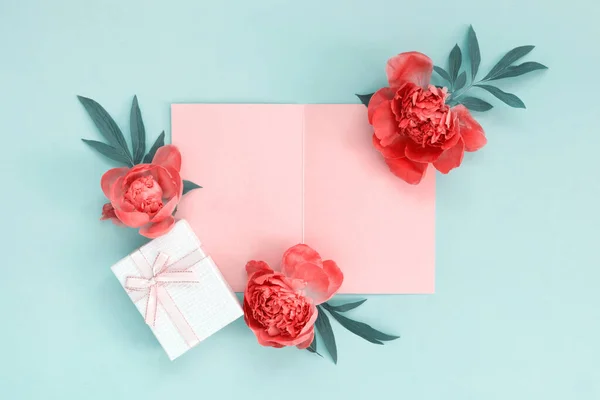 一束漂亮的粉红牡丹和礼品盒在黄色背景的包装纸上 假期的贺卡 具有文本复制空间的创造性背景 — 图库照片