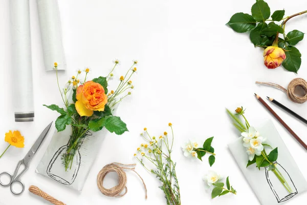 白い背景に手作りのための包装紙と花のセット 絵の花瓶 黄色のバラの花束と繊細なデイジーと手作りのクラフトボックスギフト — ストック写真