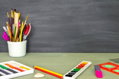 Mesaj için yer olan okula geri dön. Web tasarımı için yatay pankart. Okul malzemelerinin parlak bir şekilde toplanması. Çalışmak için kalemler, boyalar, plastikler..