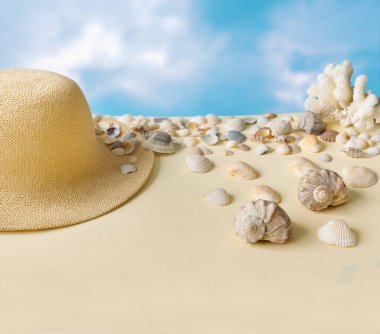 Beyaz arka planda bir buket ortanca ile bir fincan sıcak çay.