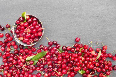 Kaya gibi gri tezgahta taze kiraz meyveleri.