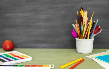 Mesaj için yer olan okula geri dön. Web tasarımı için yatay pankart. Okul malzemelerinin parlak bir şekilde toplanması. Kalemler, boyalar, plastisin f ve elma veya çalışma.