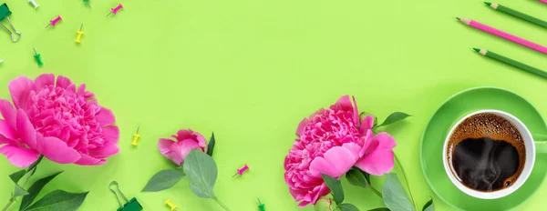 Oficina Remota Escritorio Verde Suministros Oficina Ramo Hermosas Peonías Rosadas —  Fotos de Stock