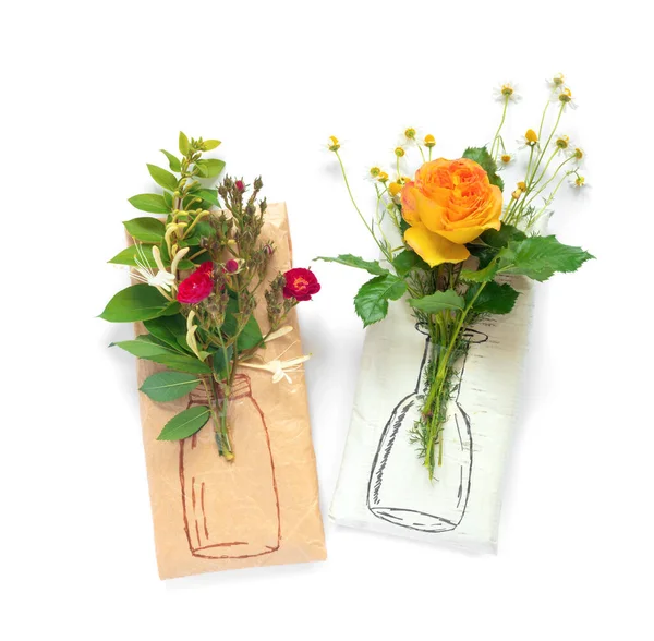 Упаковка Бумажный Подарок Букетом Желтых Малиновых Роз Нежные Маргаритки Окрашенные — стоковое фото